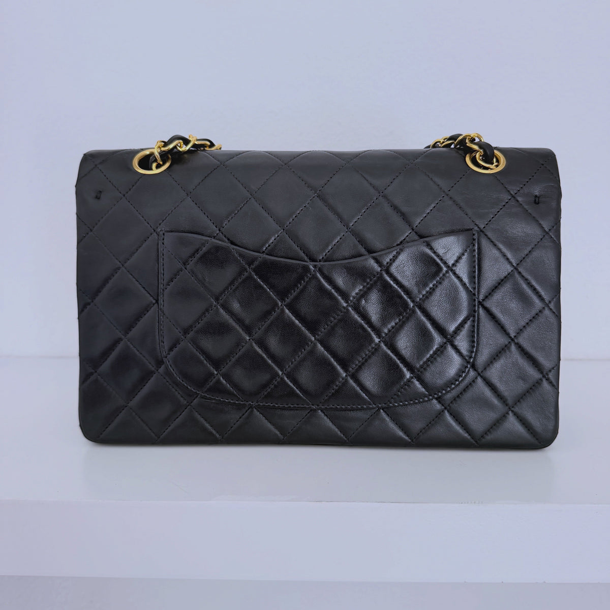 Mala Chanel Classic Vintage Medium Double Flap preta com padrão acolchoado e ferragens douradas da L'Héritage Du Luxe
