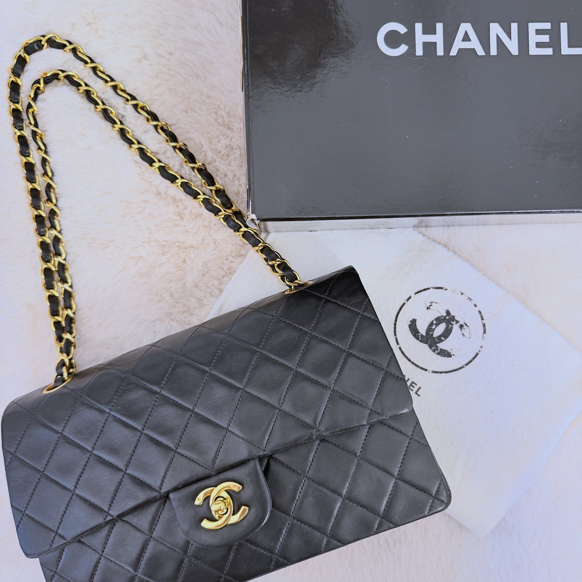Mala Chanel Classic Vintage Medium Double Flap preta com pele acolchoada e ferragens banhadas a ouro 24K L'Héritage Du Luxe