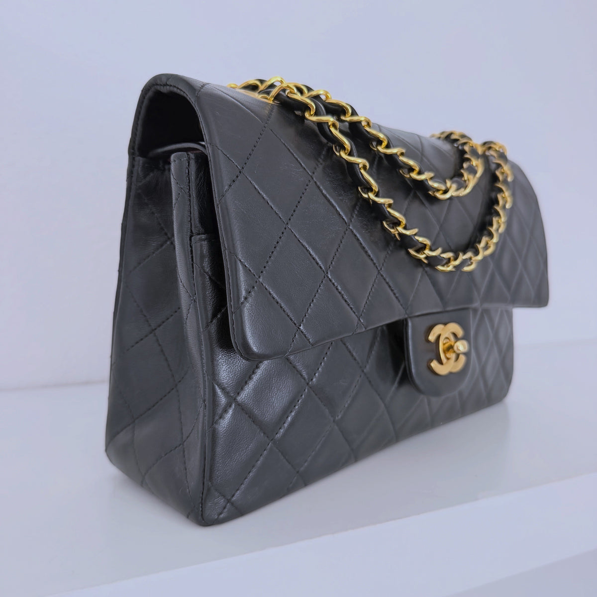 Mala Chanel Classic Vintage Medium Double Flap preta em pele acolchoada com ferragens banhadas a ouro 24K L'Héritage Du Luxe