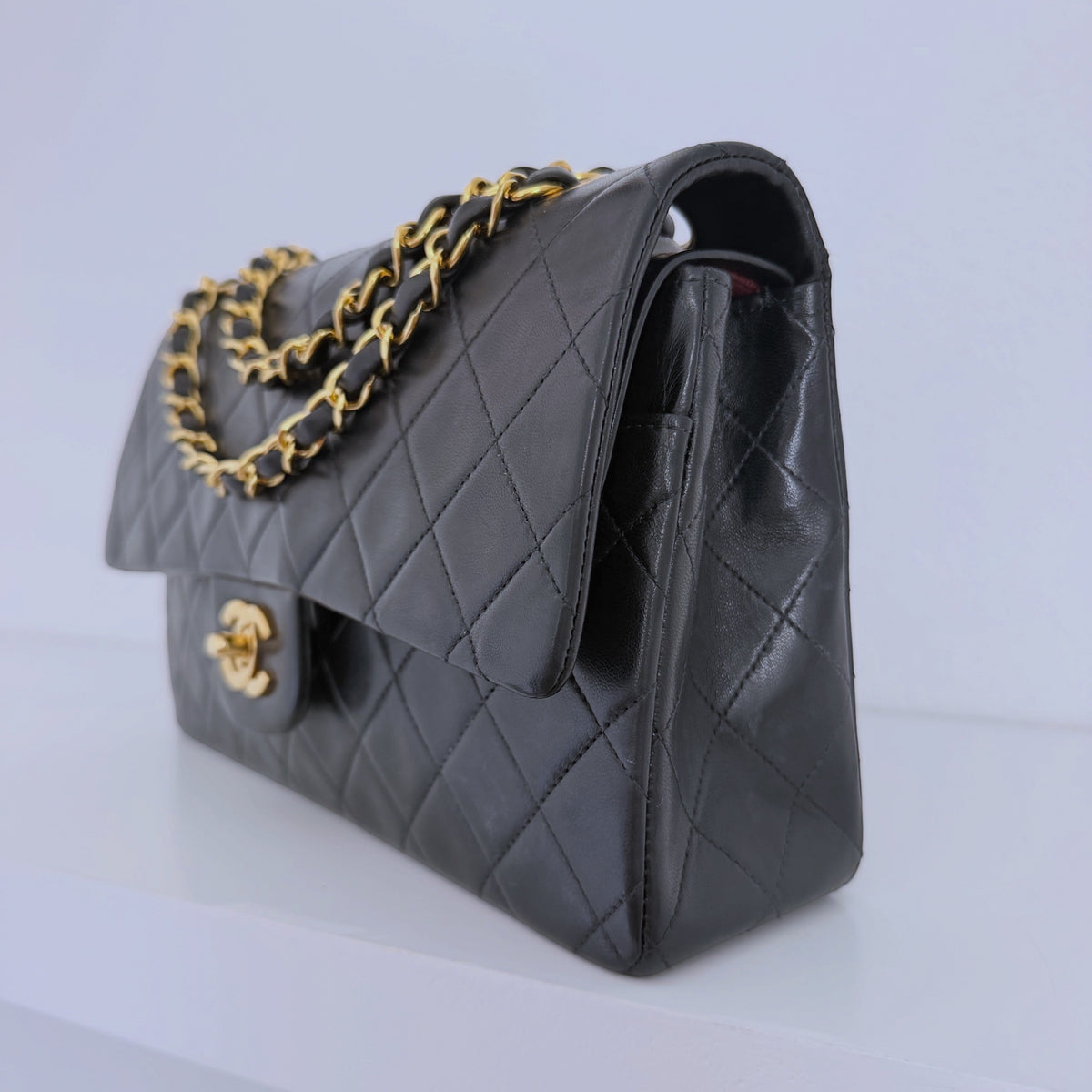 Mala Chanel Classic Vintage Medium Double Flap preta em pele acolchoada com ferragens banhadas a ouro 24K L'Héritage Du Luxe