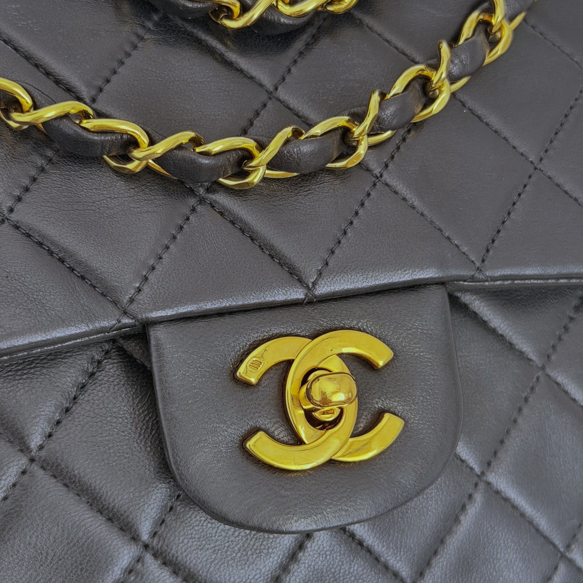 Mala Chanel Classic Vintage Medium Double Flap em pele preta com ferragens banhadas a ouro 24K da L'Héritage Du Luxe