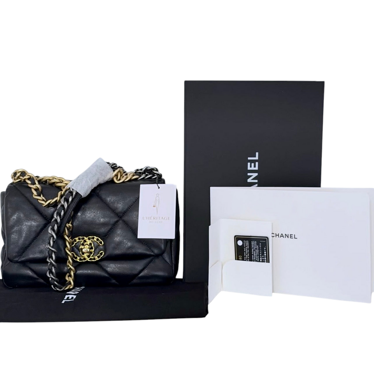 Mala Chanel 19 Flap preta em pele de cordeiro com ferragens tricolores, disponível na L'Héritage Du Luxe como Full Set.
