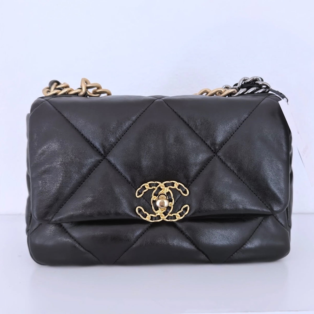Mala Chanel 19 Medium em pele de cordeiro preta com pesponto maxi e alça de corrente tricolor da L'Héritage Du Luxe
